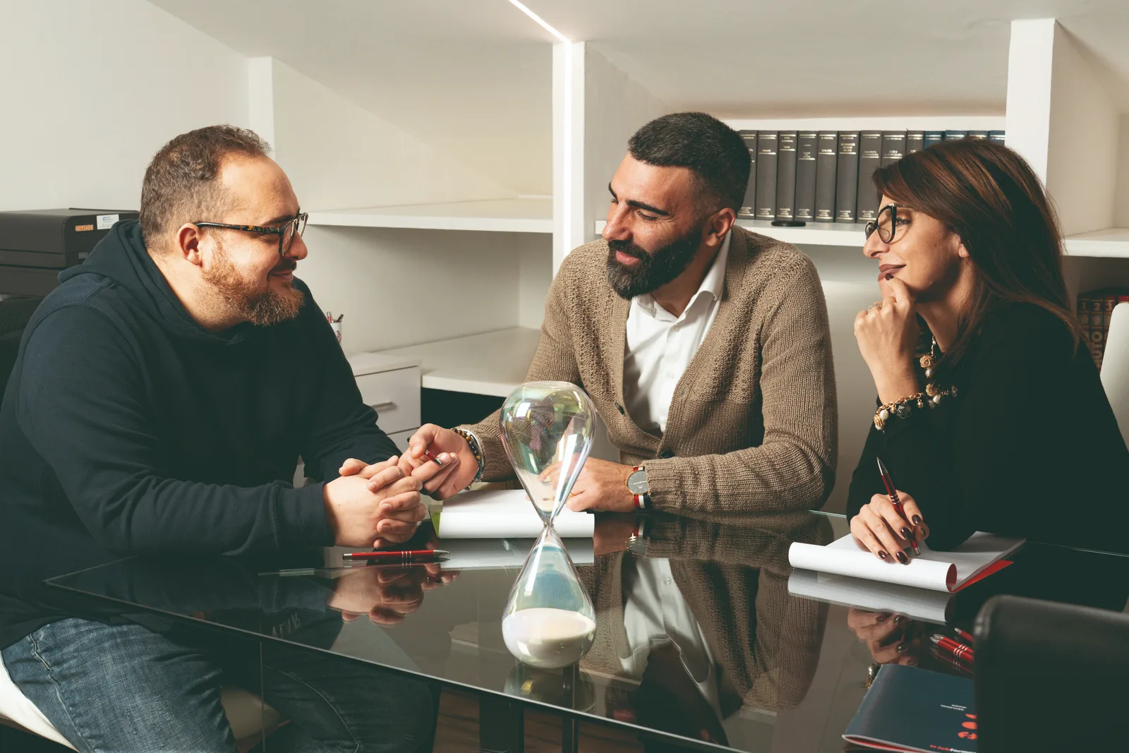 Tre membri del team Job Formazione si confrontano alla scrivania