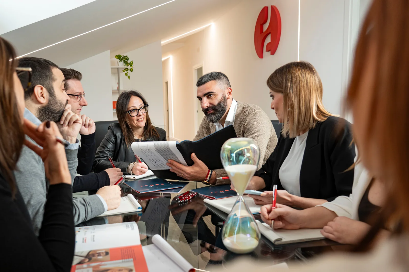 Il team Job Formazione al lavoro in open space, con il logo sulla parete